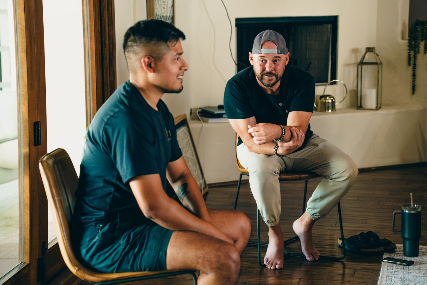 Two men in a one on one conversation during the mastermind